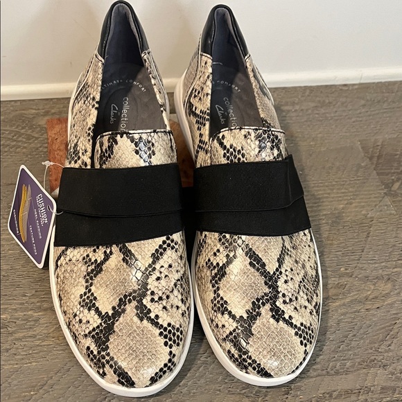 NWT - Clarks Women’s Kayleigh River Taupe Snake Slip-On Loafers - Size 10 - Picture 4 of 7